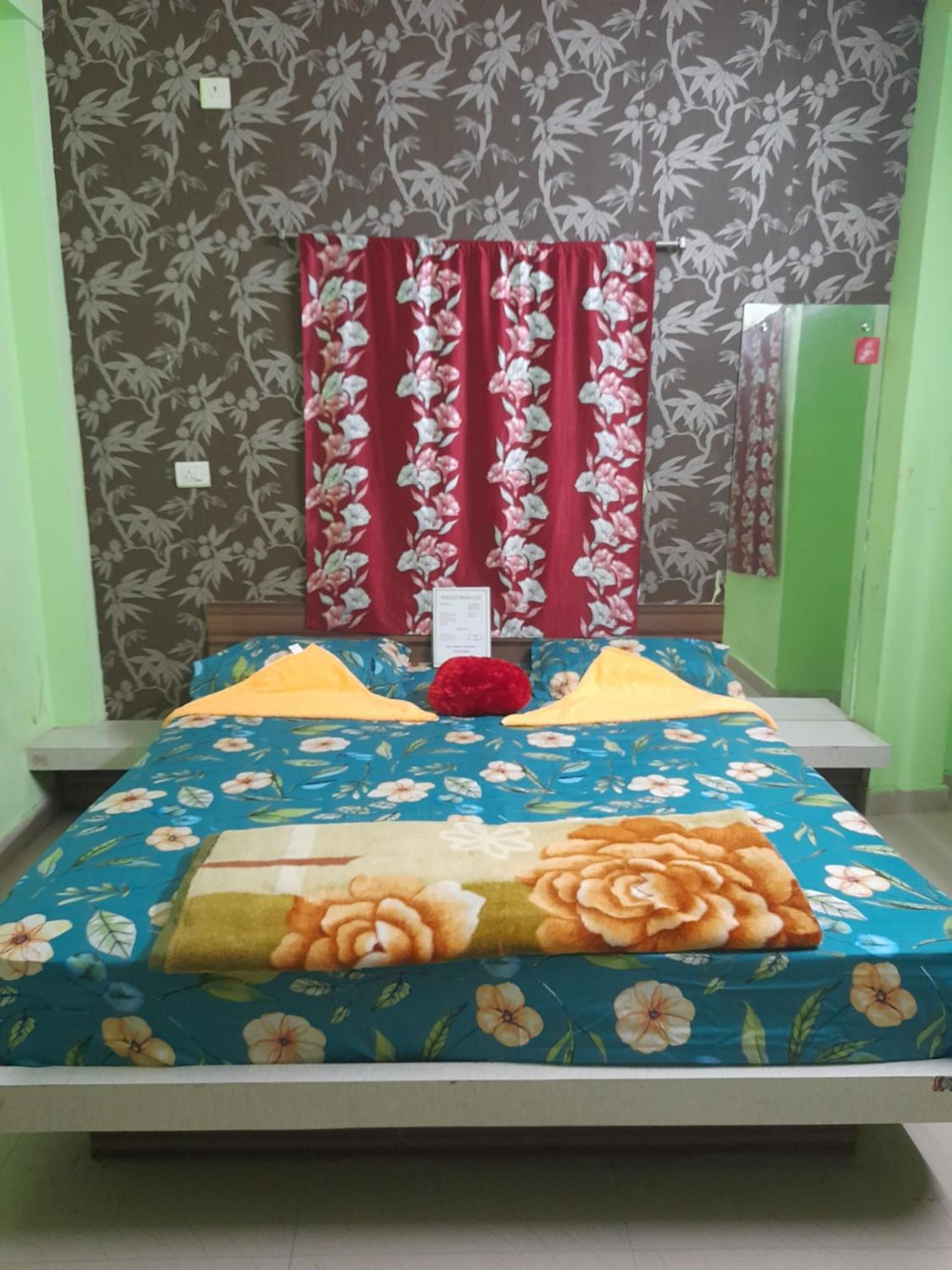 Hotel Tirupati Пури Екстериор снимка